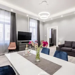 prime-star-deak-ter-modern-luxury-apartments-budapest.inbudapesthotels.com/